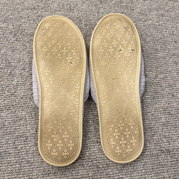 ISOTONER WOMENS GRAY SLIP-ON SLIPPERS WITH WAFFLE WEAVE UPPER AND COZY LINING - Picture 2 of 6